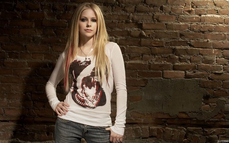 Avril Lavigne in white shirt