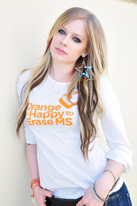 Avril Lavigne in white t-shirt