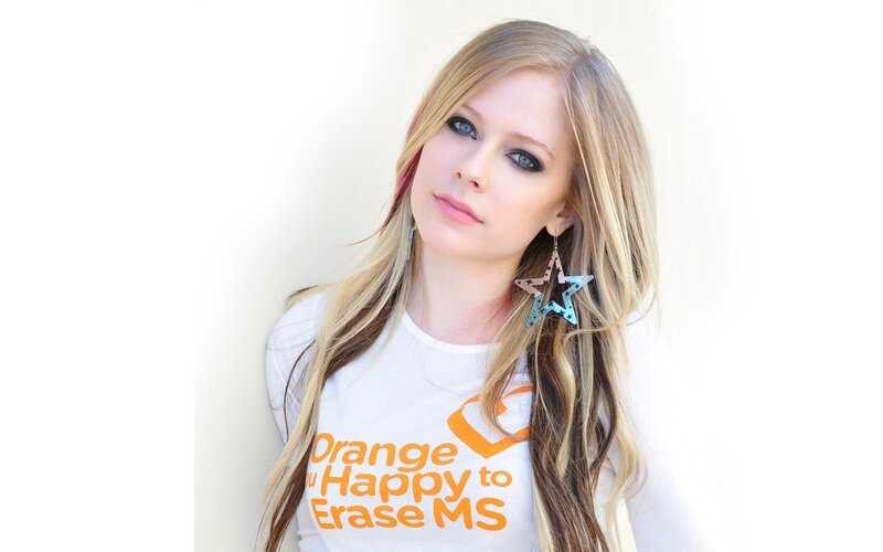 Avril Lavigne in white t-shirt