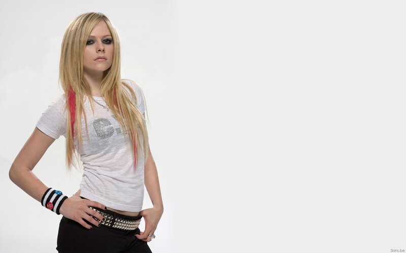Avril Lavigne in white t-shirt
