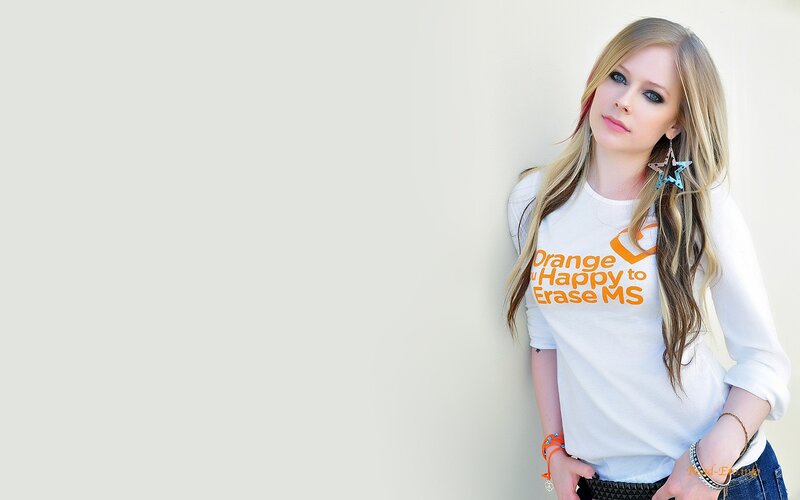 Avril Lavigne in white t-shirt