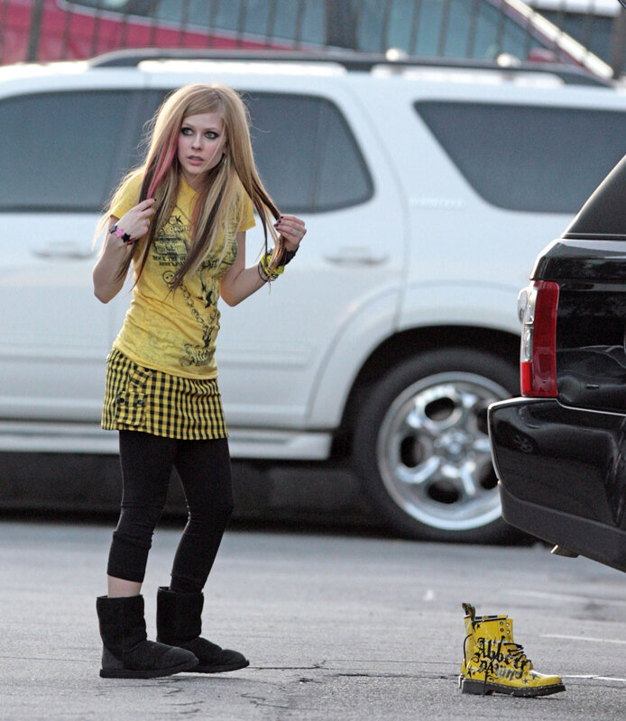 Avril Lavigne in yellow outfit