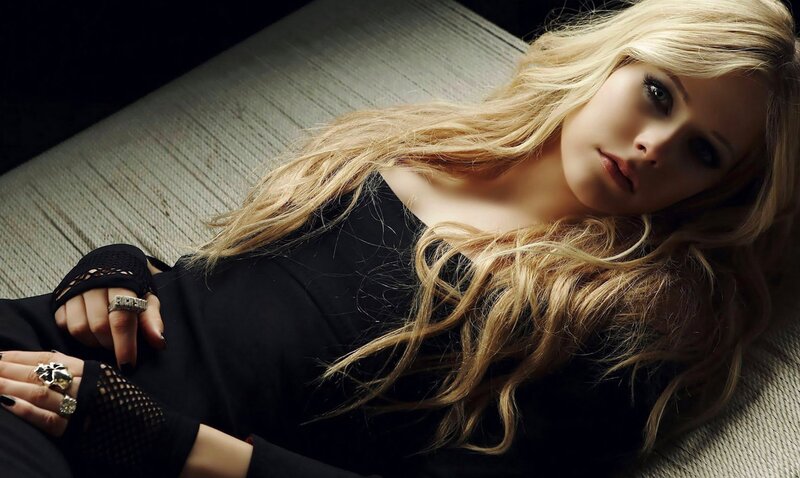 Avril Lavigne lying down