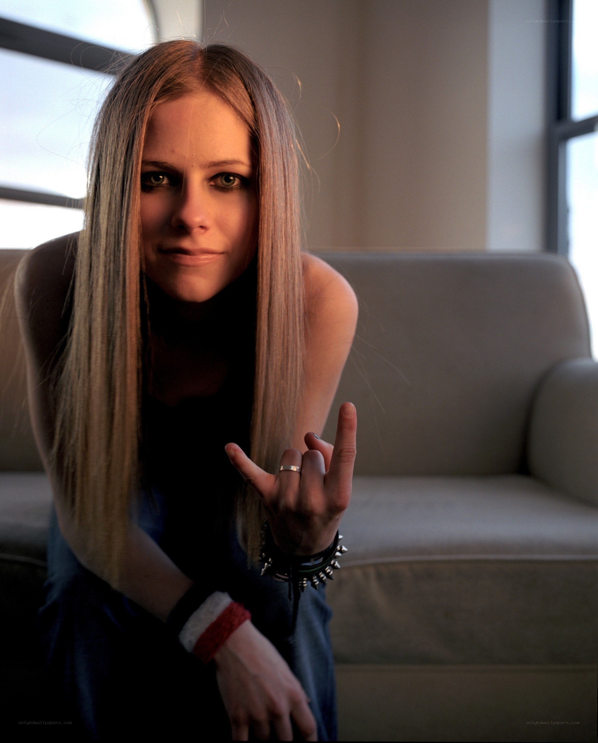 Avril Lavigne making a hand gesture