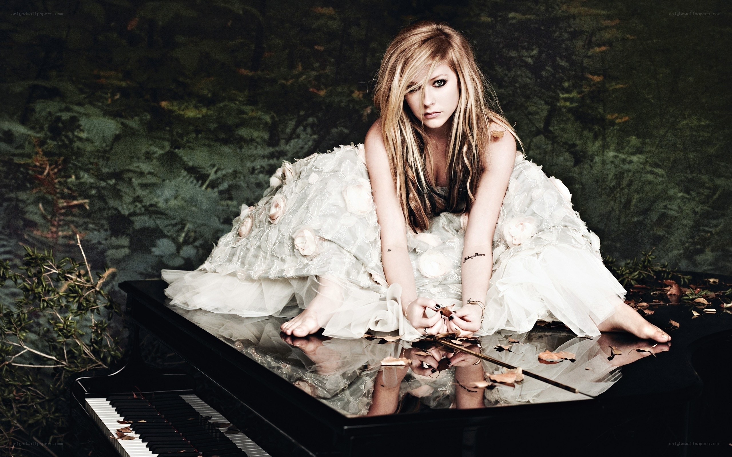 Avril Lavigne on piano