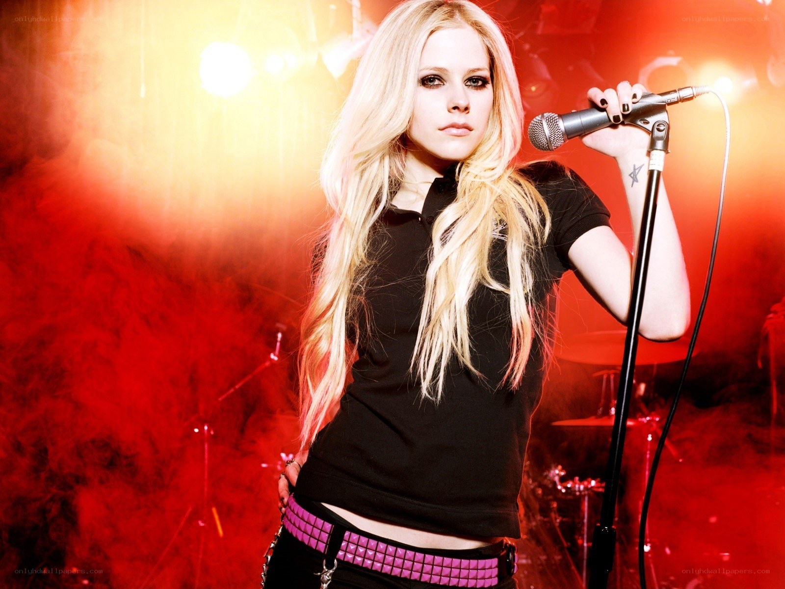 Avril Lavigne on stage
