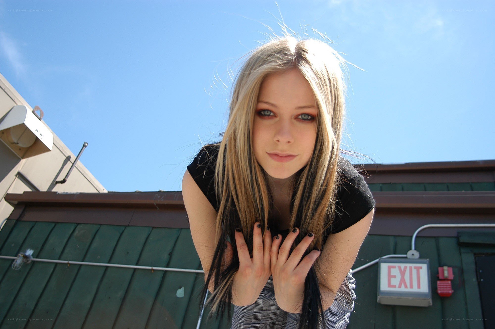 Avril Lavigne outdoors