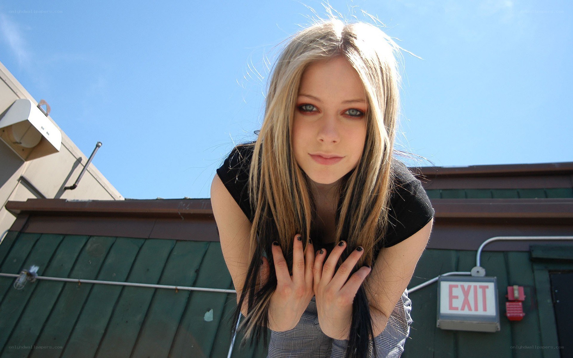 Avril Lavigne outdoors