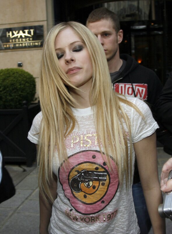 Avril Lavigne outside hotel