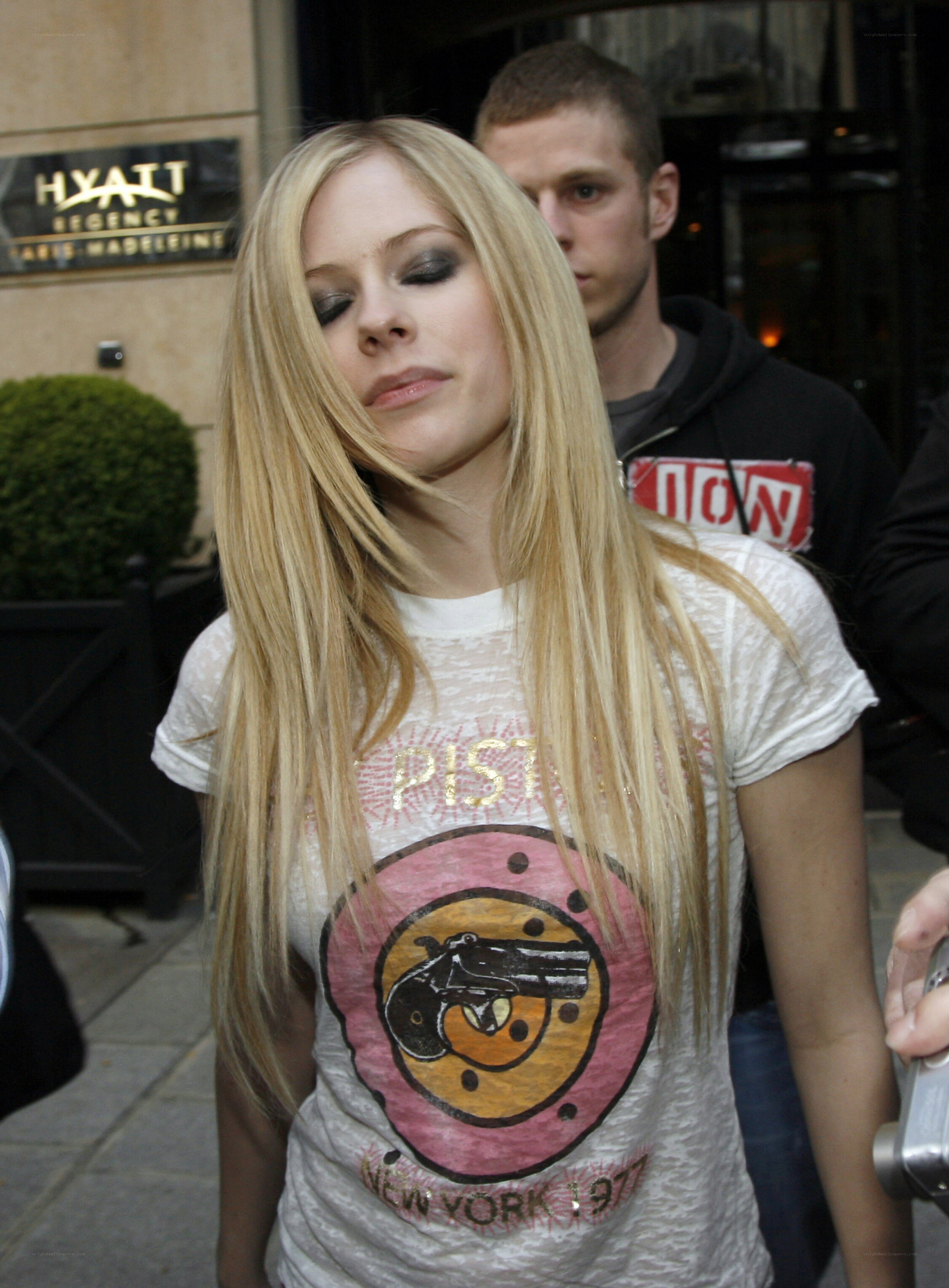 Avril Lavigne outside hotel