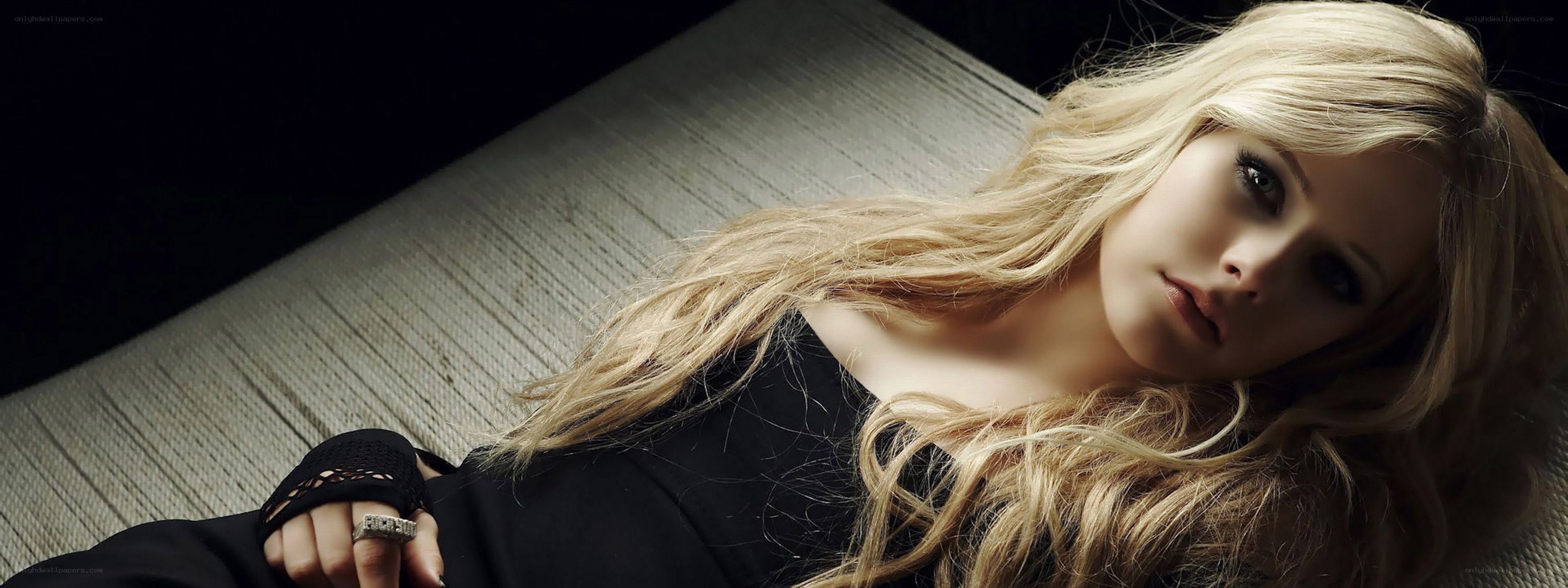 Avril Lavigne portrait