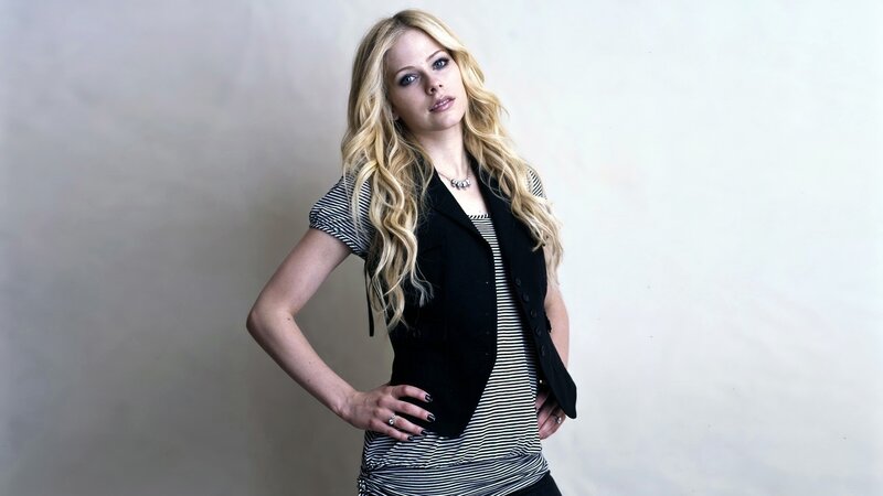 Avril Lavigne posing confidently