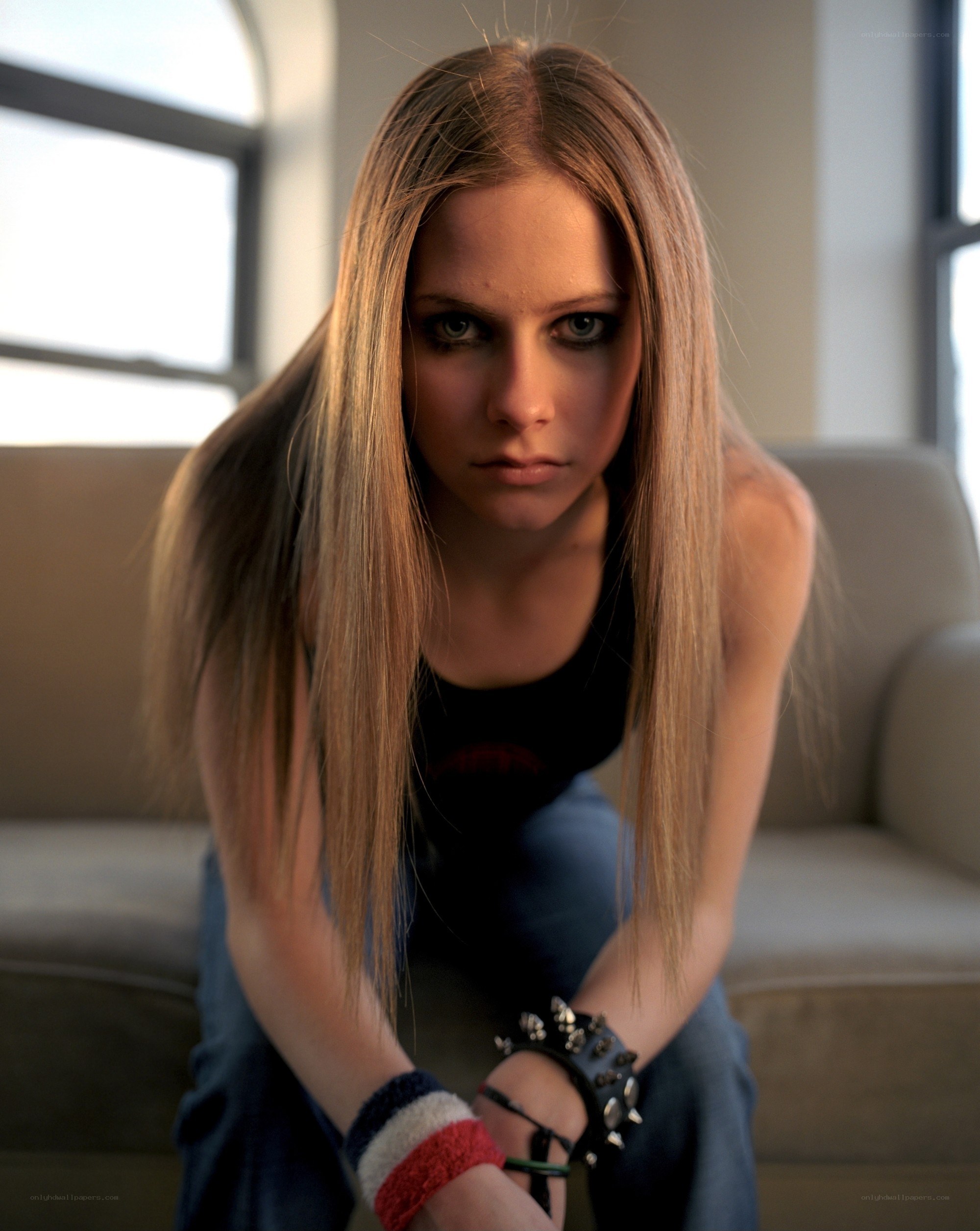 Avril Lavigne posing on a couch