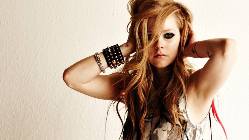 Avril Lavigne posing with hands in hair