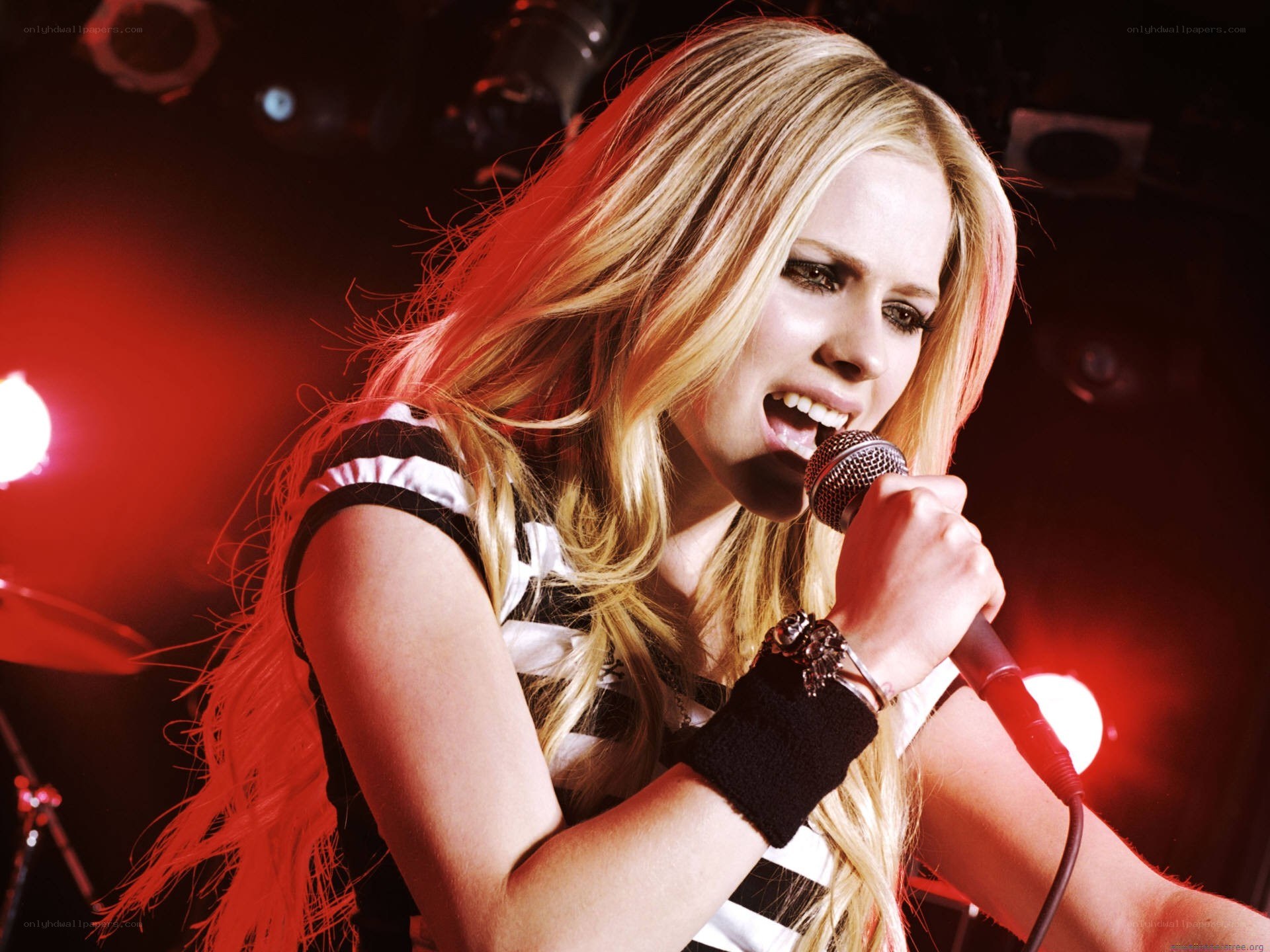 Avril Lavigne singing on stage