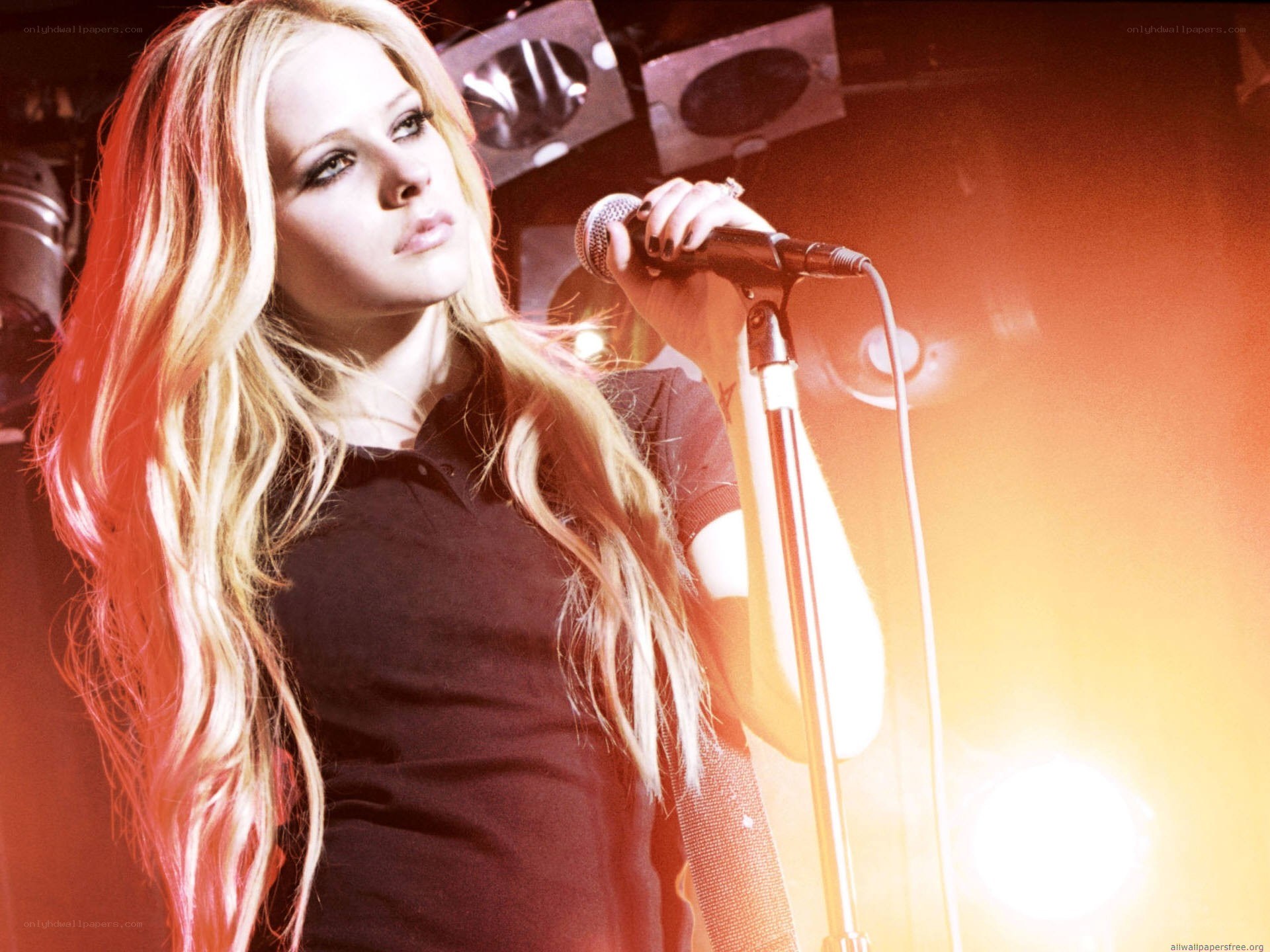 Avril Lavigne singing on stage