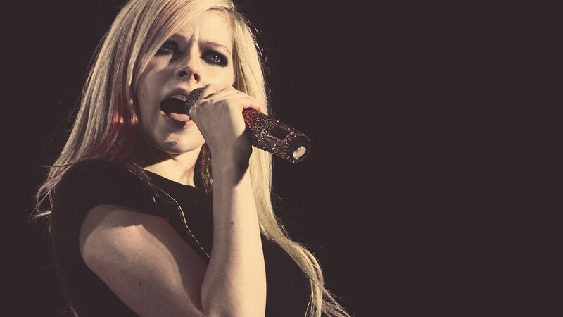Avril Lavigne singing on stage