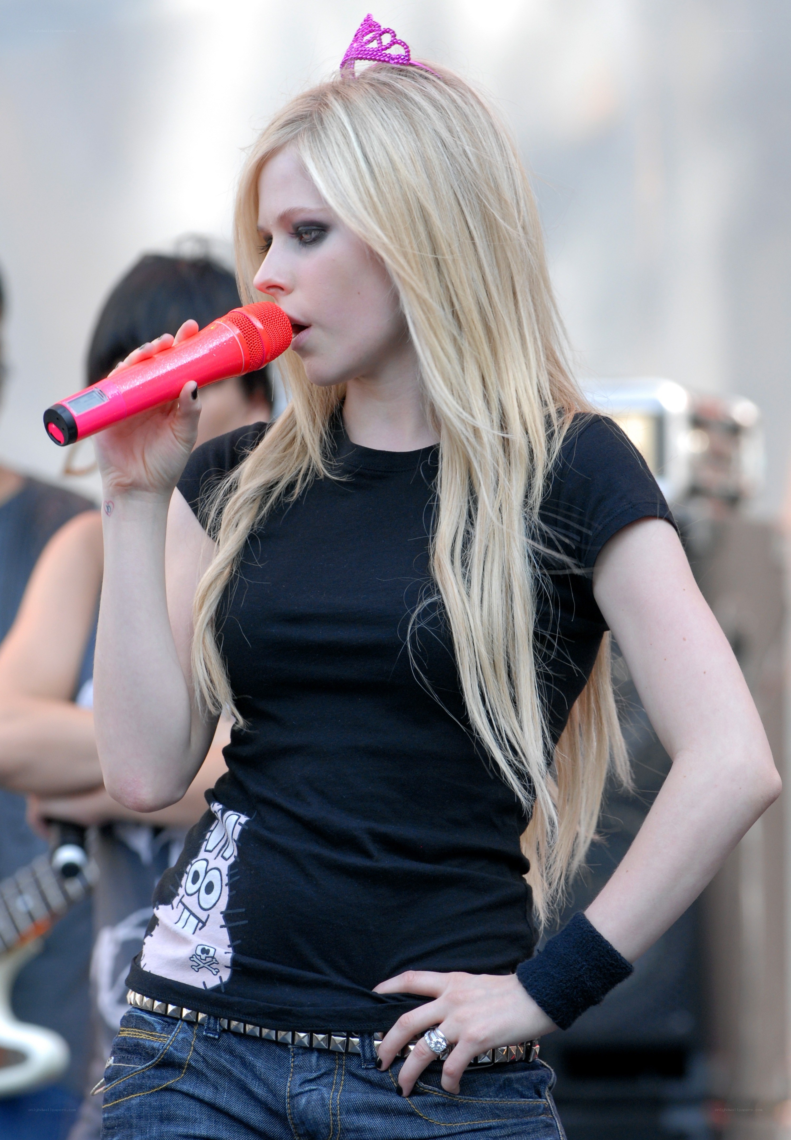 Avril Lavigne singing on stage