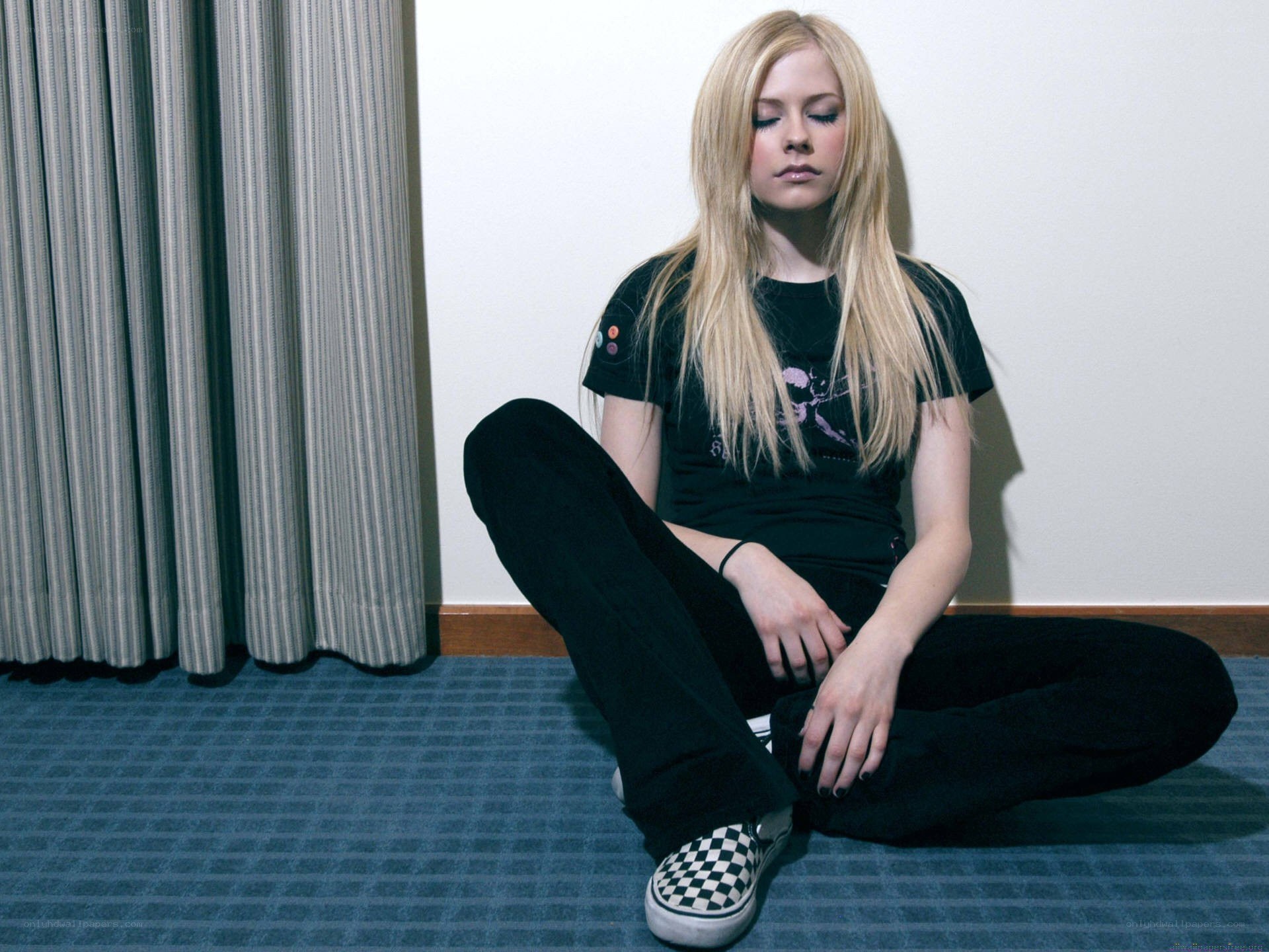 Avril Lavigne sitting on floor