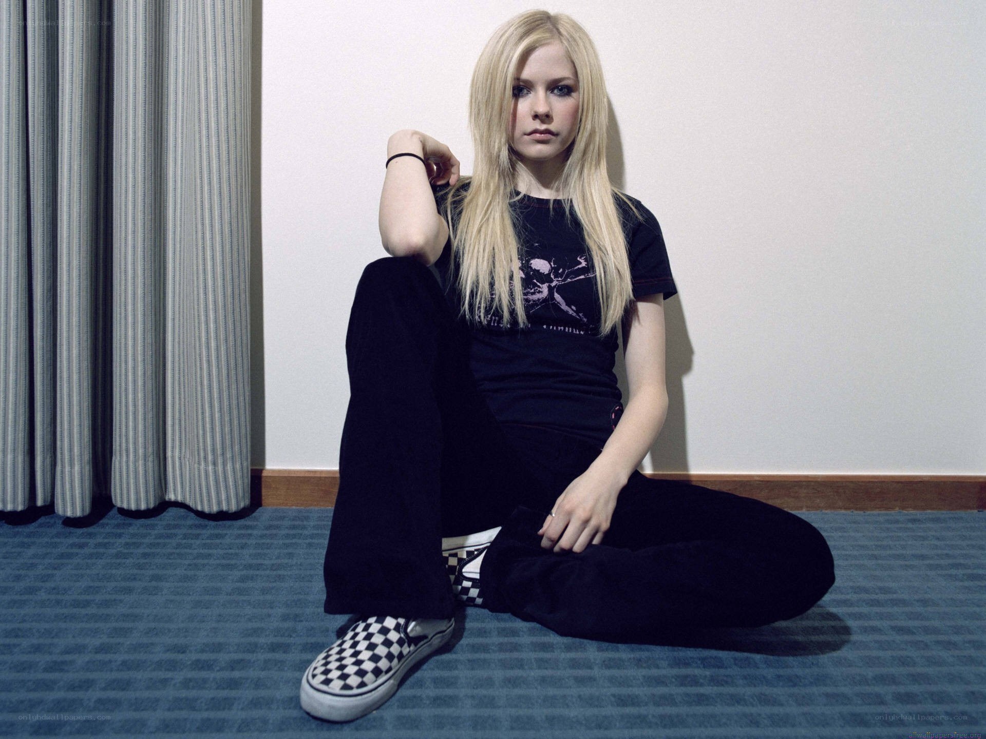 Avril Lavigne sitting on floor