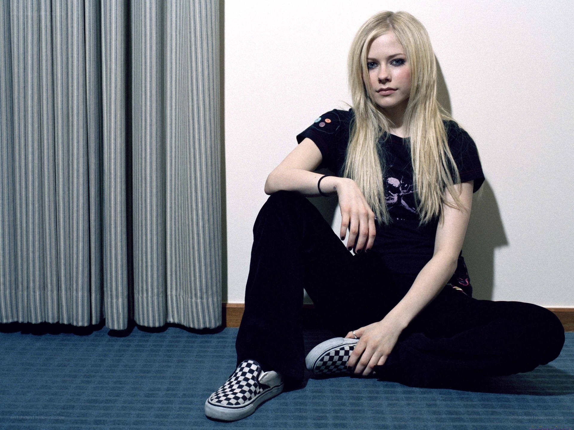 Avril Lavigne sitting on floor
