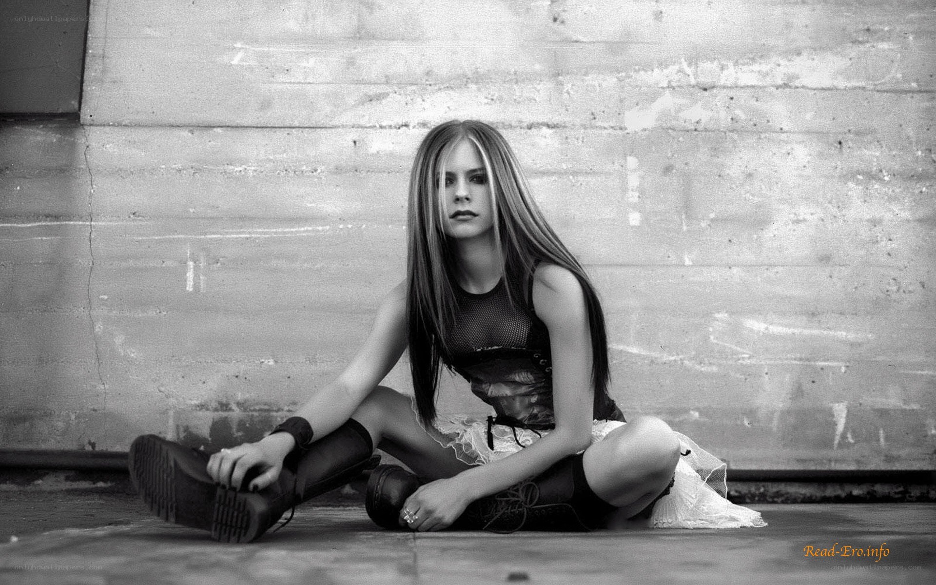 Avril Lavigne sitting on ground