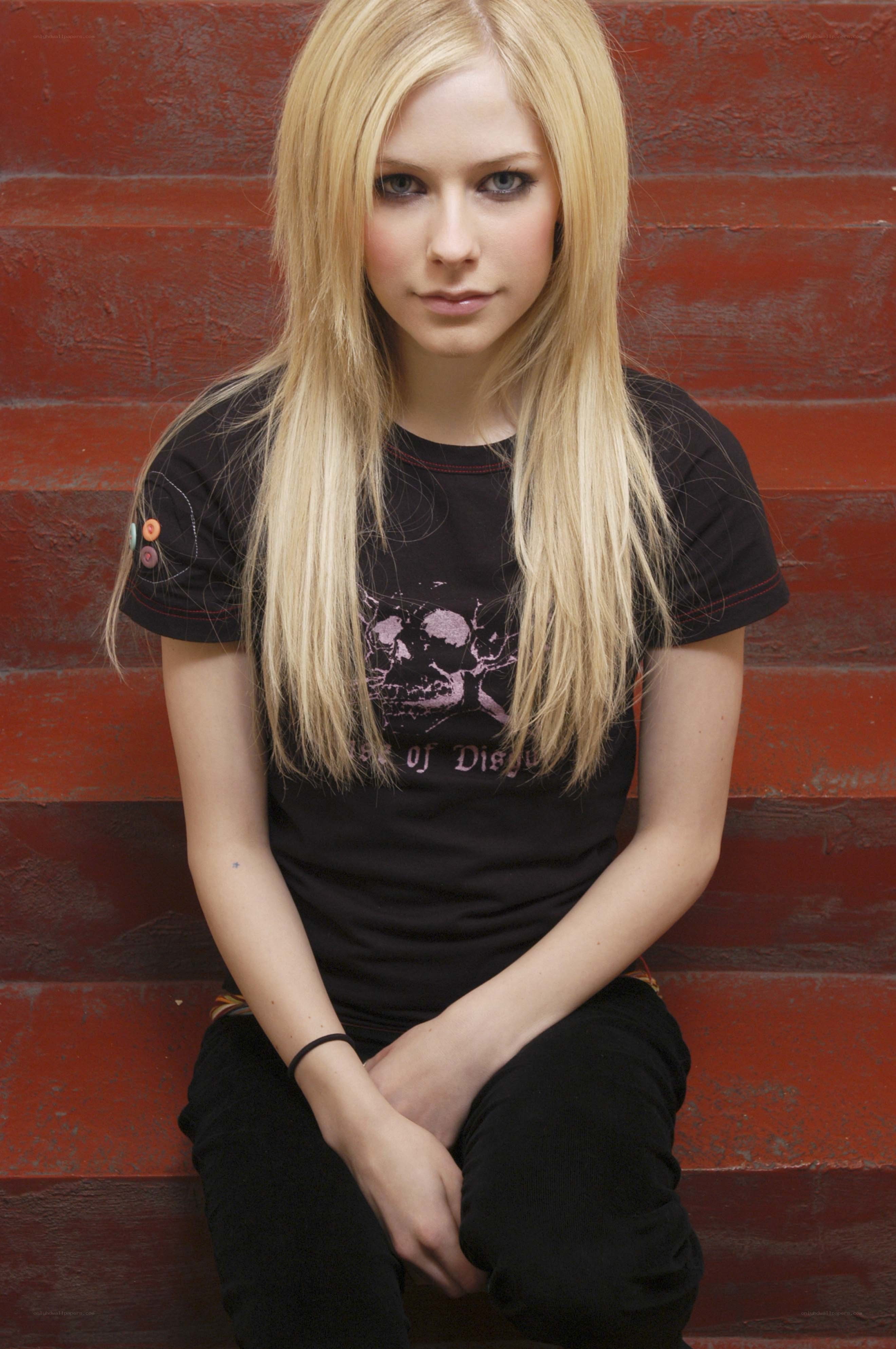 Avril Lavigne sitting on steps