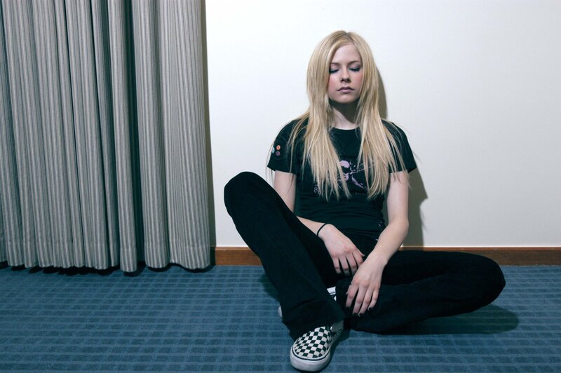 Avril Lavigne sitting on the floor