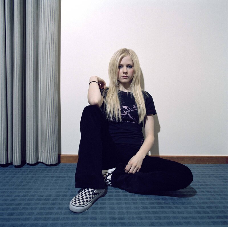 Avril Lavigne sitting on the floor