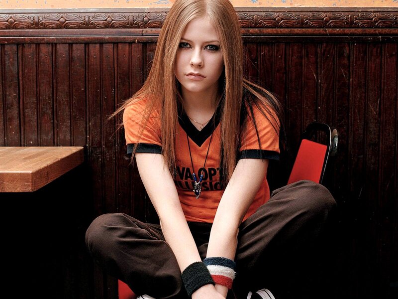 Avril Lavigne Sitting — Orange