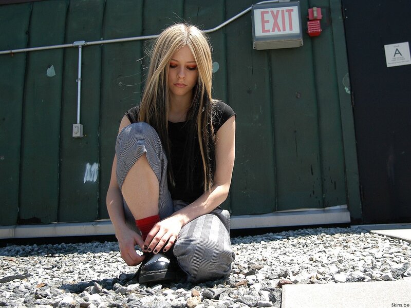 Avril Lavigne tying her shoe