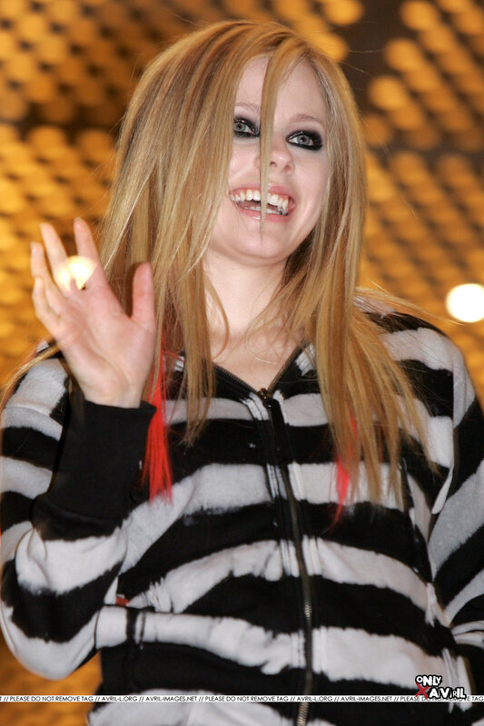 Avril Lavigne waving at event