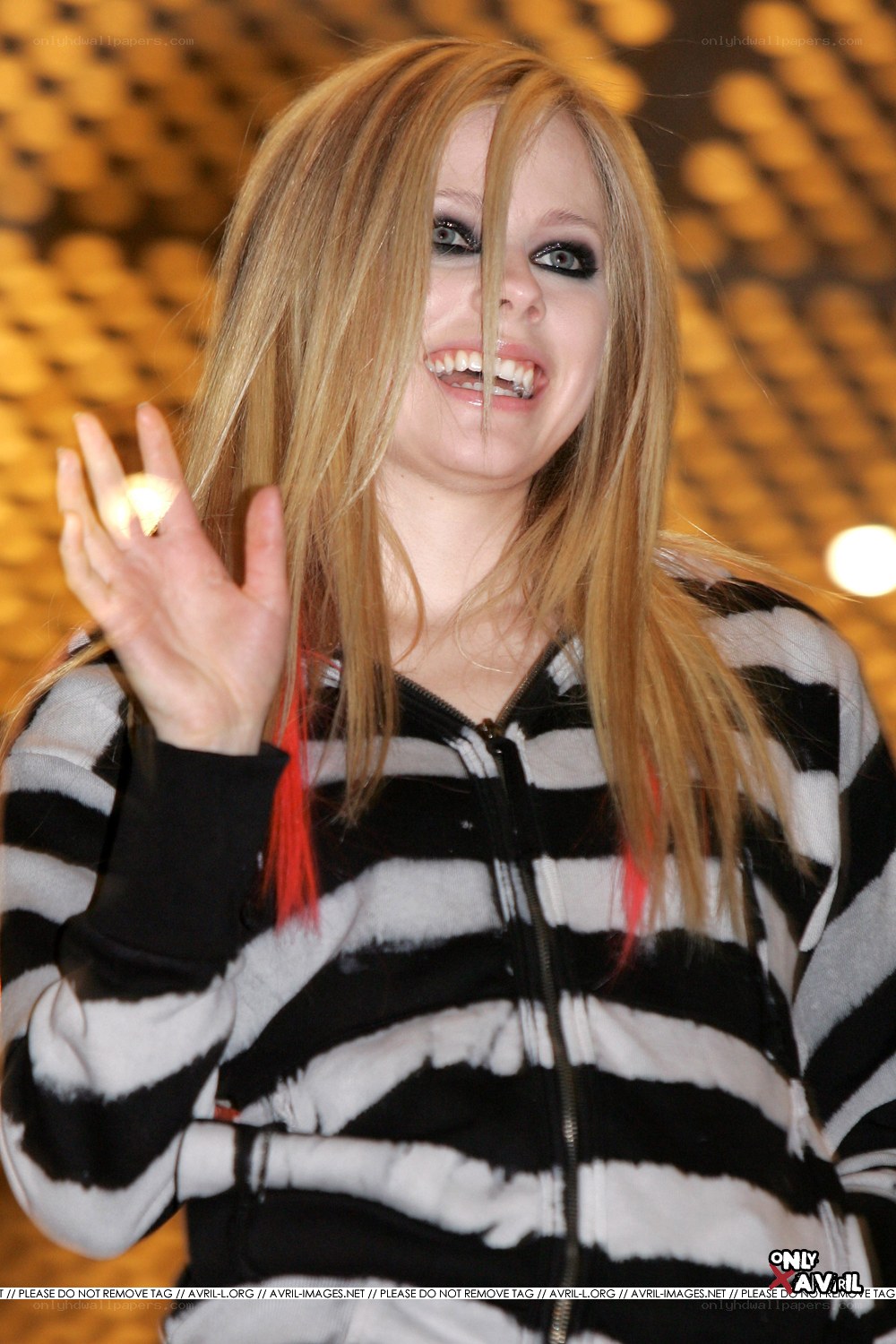 Avril Lavigne waving at event