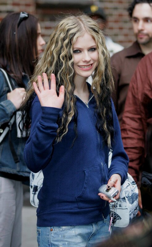 Avril Lavigne waving at fans