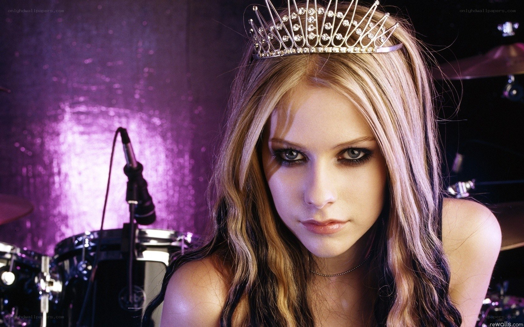 Avril Lavigne with a crown