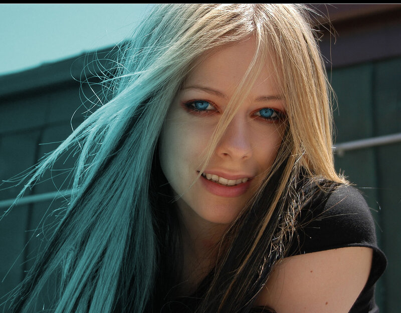 Avril Lavigne with blue hair