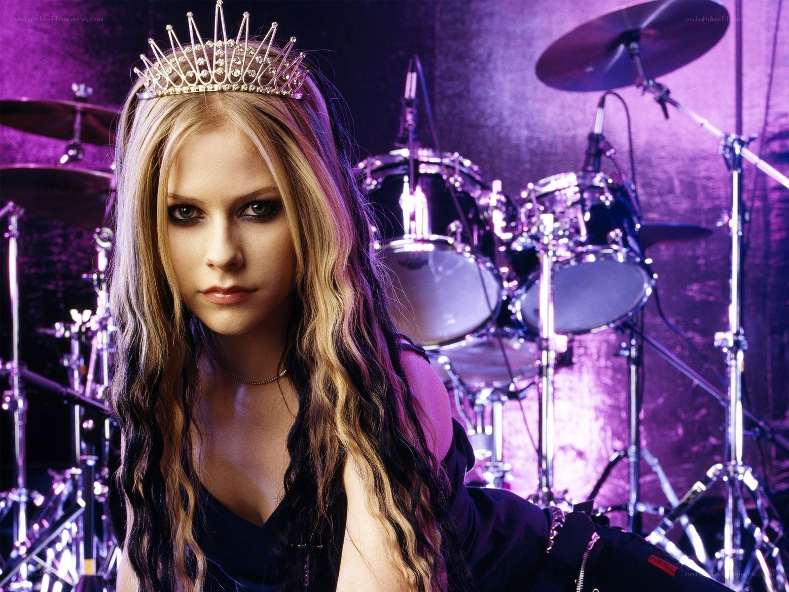 Avril Lavigne with crown