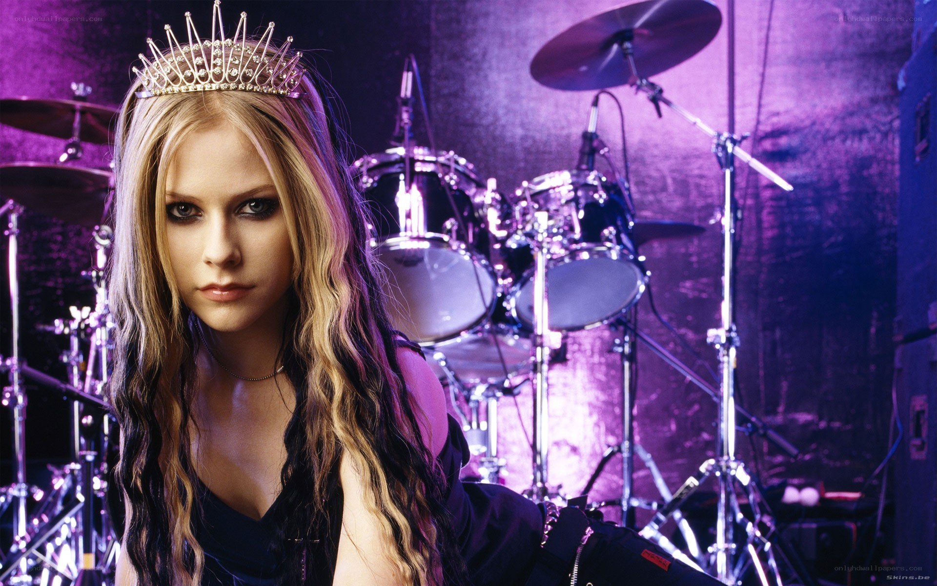 Avril Lavigne with crown