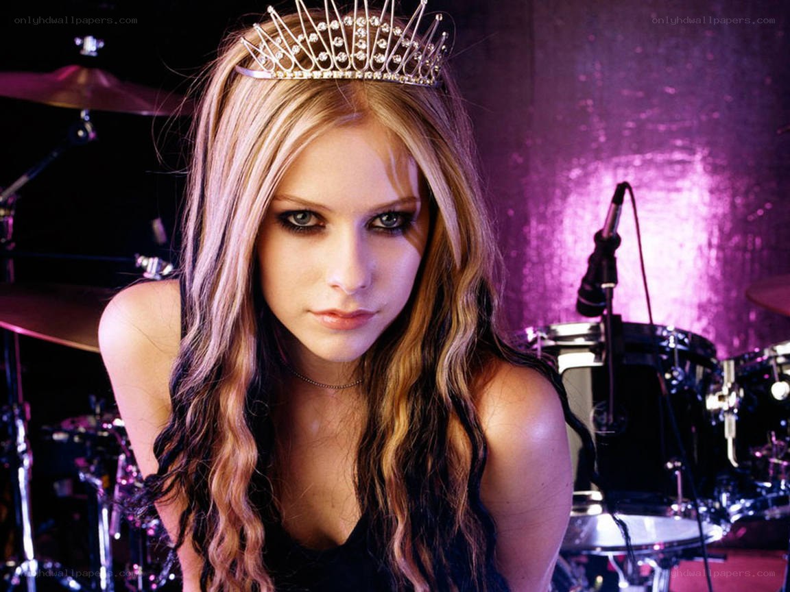 Avril Lavigne with crown