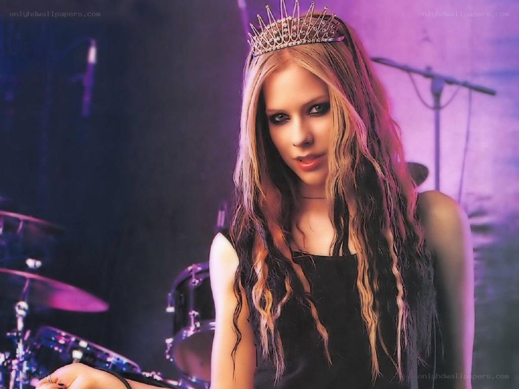 Avril Lavigne with crown
