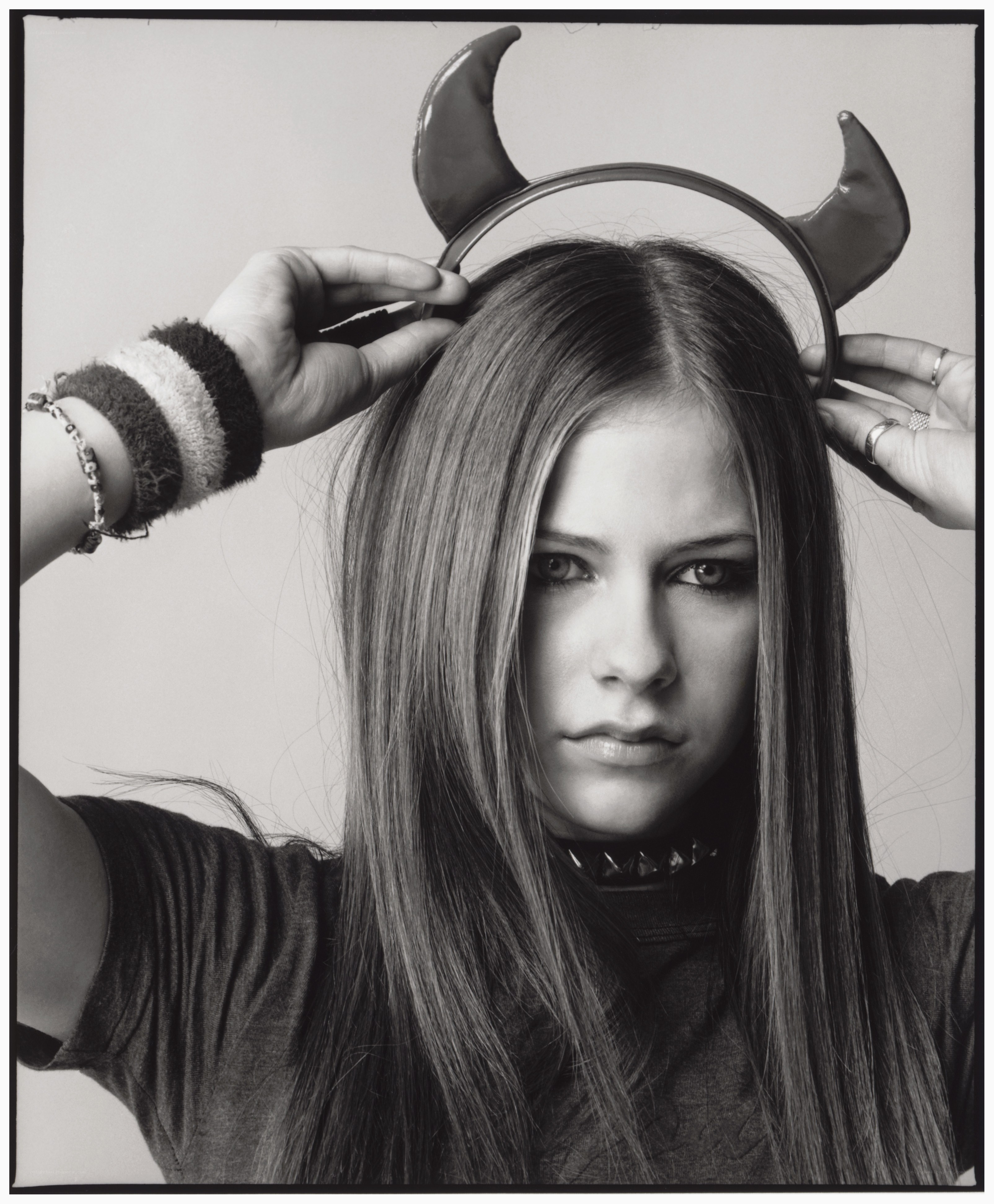 Avril Lavigne with devil horns