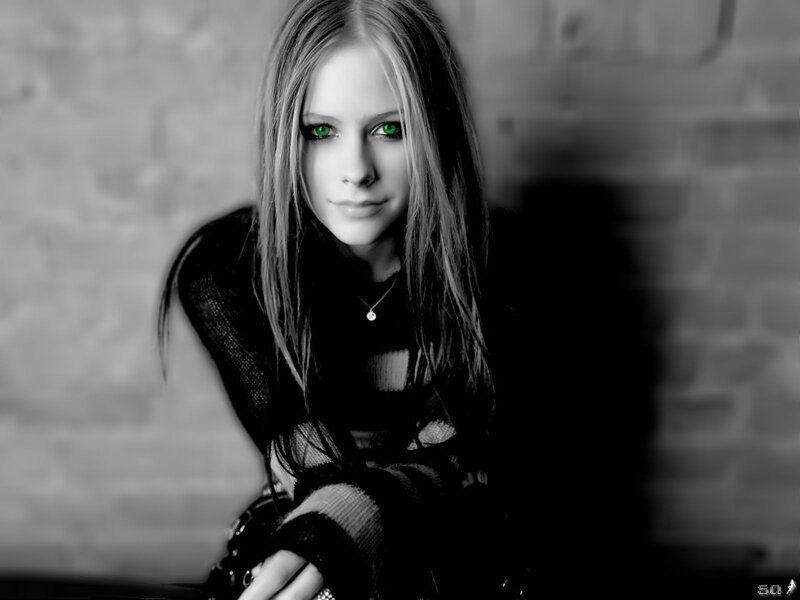 Avril Lavigne with green eyes
