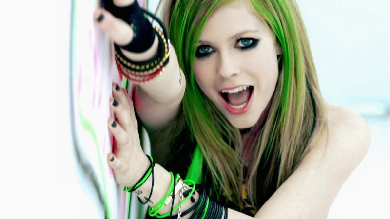 Avril Lavigne with green hair