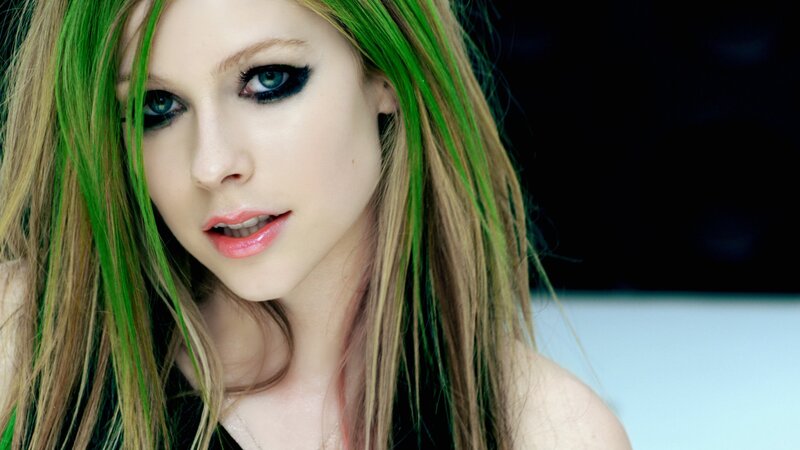Avril Lavigne with green hair