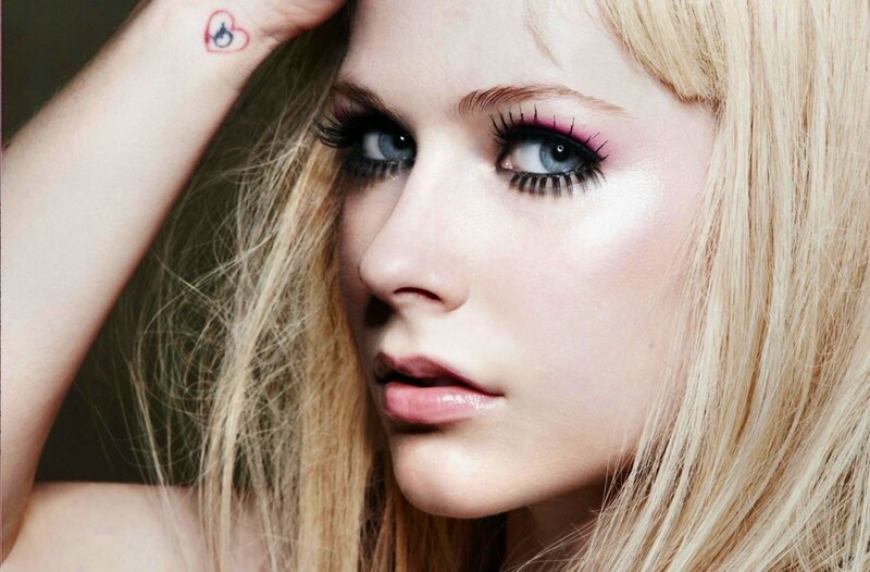 Avril Lavigne with heart tattoo