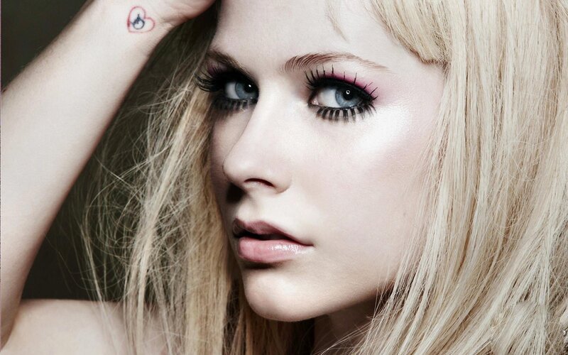 Avril Lavigne with heart tattoo