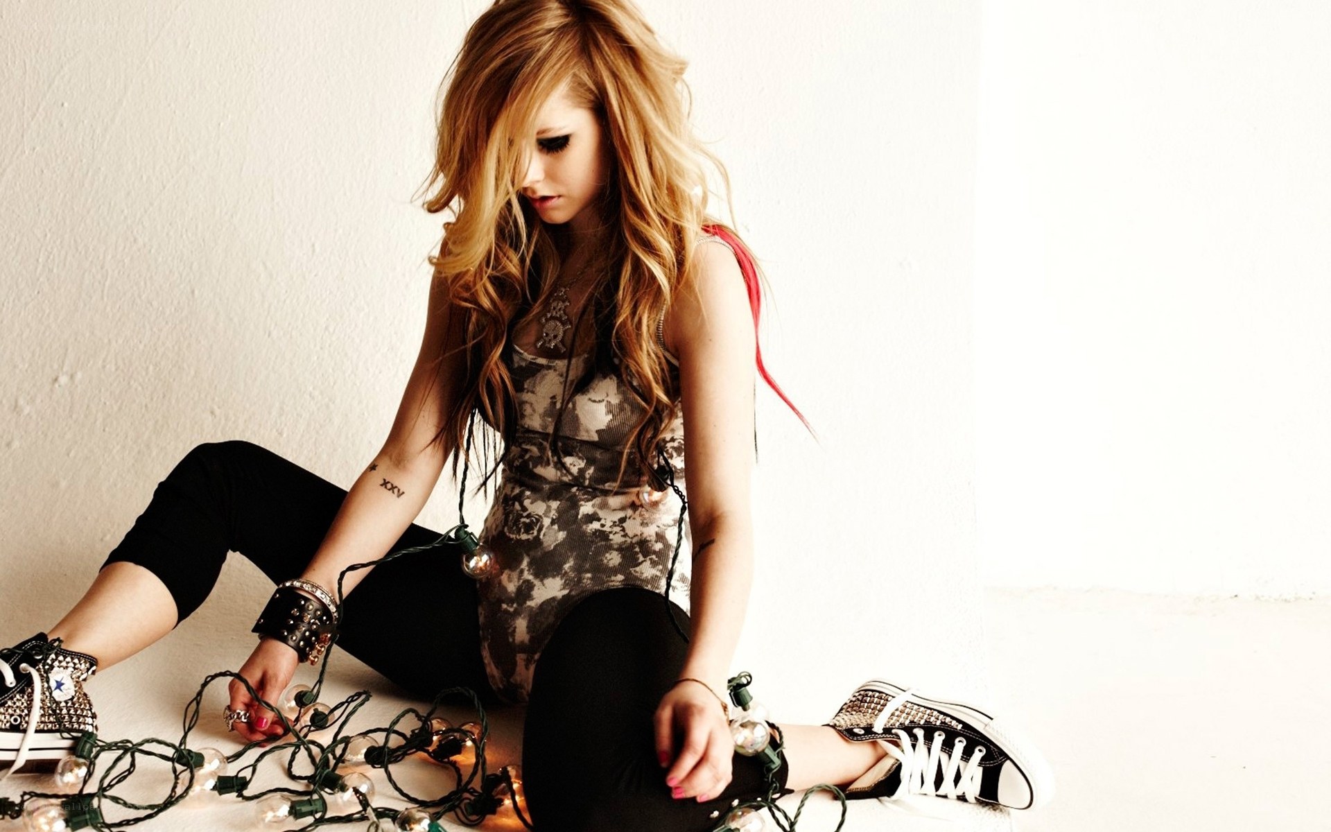 Avril Lavigne with lights