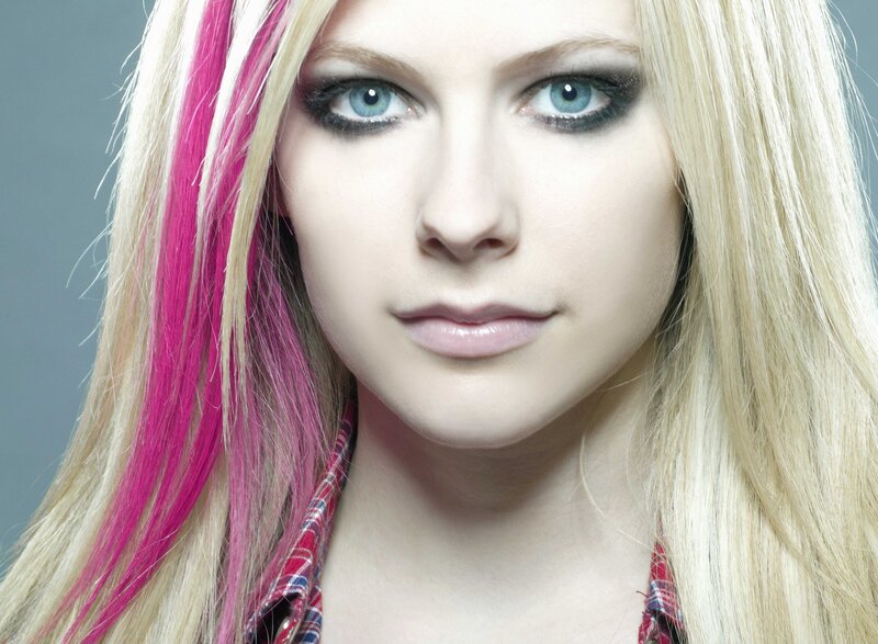 Avril Lavigne with pink hair