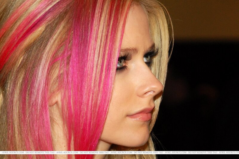 Avril Lavigne with pink hair