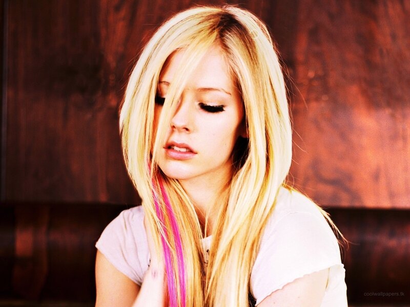 Avril Lavigne with pink hair streak